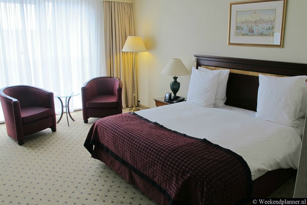 De kamers van het Hilton Hotel in Antwerpen zijn ruim en je hebt  in veel kamers een mooi uitzicht over de Groenplaats.Tip: Reserveer een kamer in dit hotel.